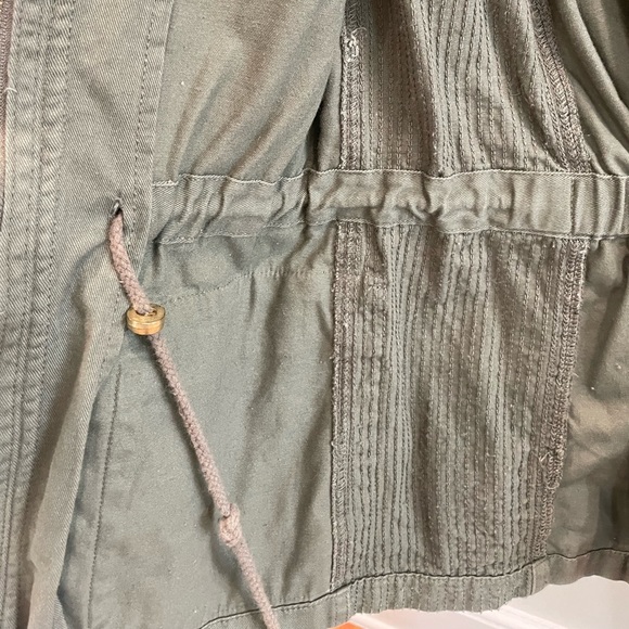 Utility Jacket in Army Green - Picture 5 of 9